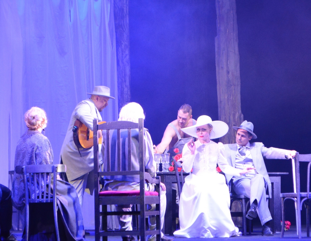 Порно желіде баклажанмен пизда жүреді